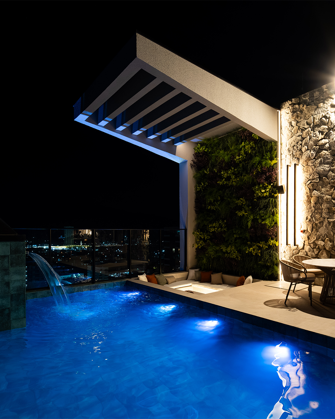 Nouve 354 — piscina noturna