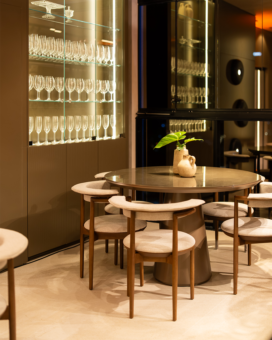 Nouve 354 — sala de jantar com adega